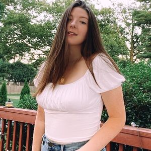 white flowy sleeve crop top